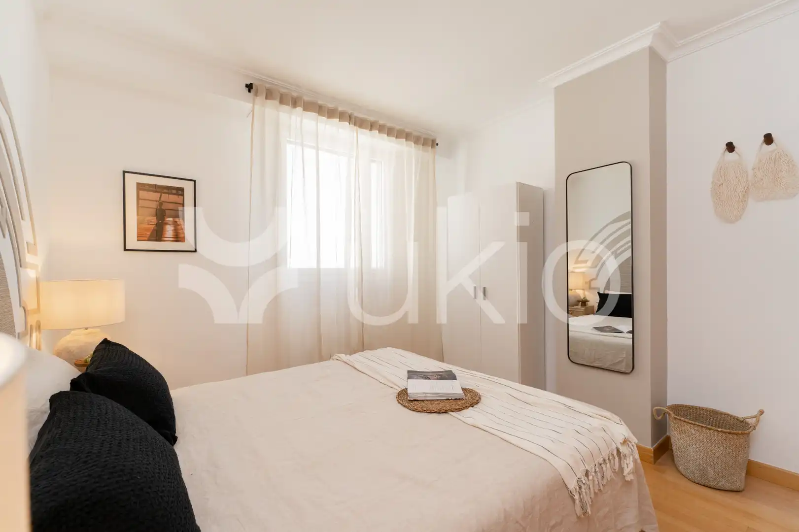 Dormitori de Apartament de lloguer en Madrid amb Aire condicionat, Calefacció i Moblat