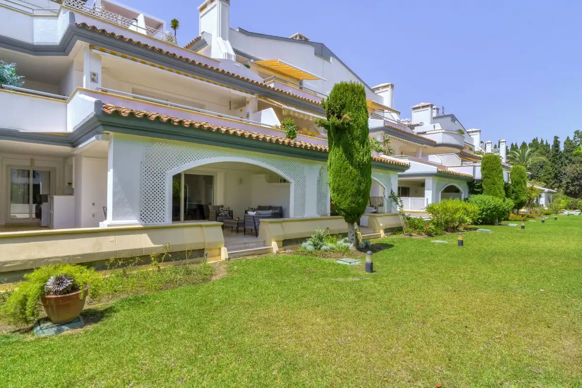 Jardín de Planta baja de alquiler en Estepona con Aire acondicionado, Terraza y Piscina comunitaria