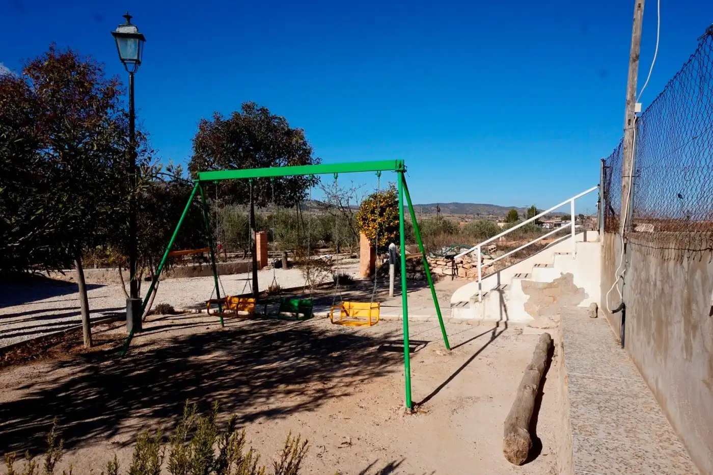 Vista exterior de Casa o chalet en venta en El Pinós / Pinoso con Calefacción, Piscina y Amueblado