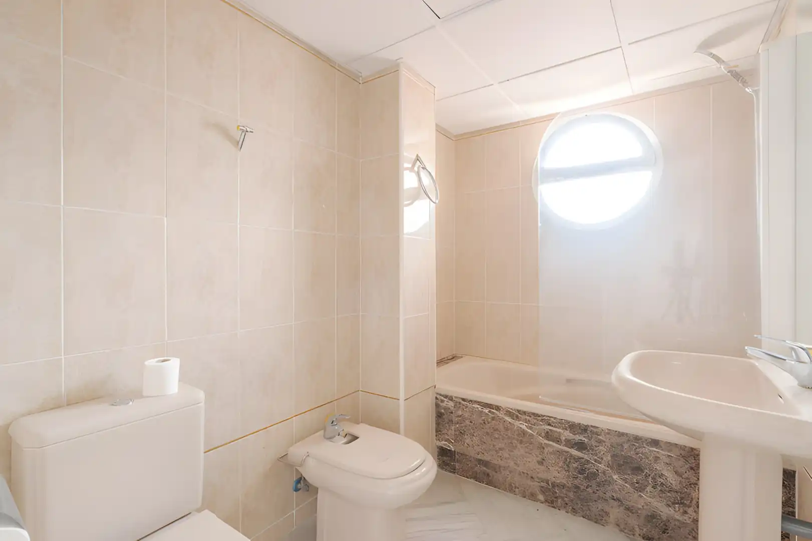 Badezimmer von Einfamilien-Reihenhaus zum Verkauf in Estepona mit Klimaanlage, Privatgarten und Terrasse