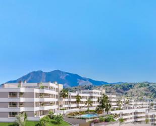 Vista exterior de Àtic en venda en Estepona amb Aire condicionat, Terrassa i Piscina