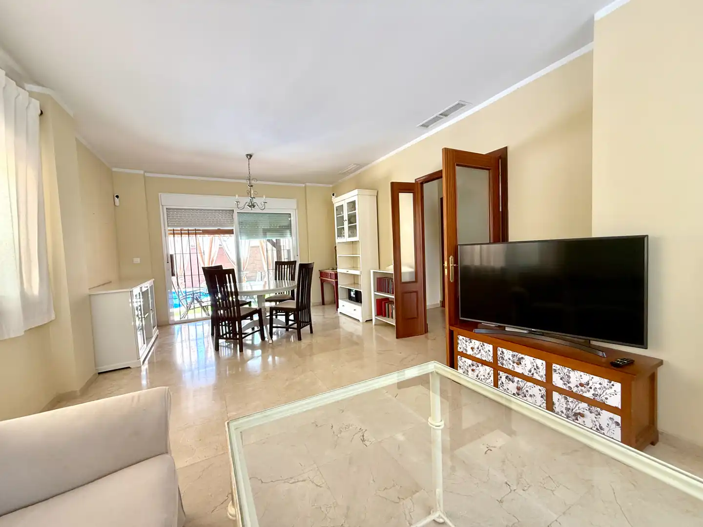 Sala d'estar de Casa adosada en venda en Espartinas amb Jardí privat, Terrassa i Piscina