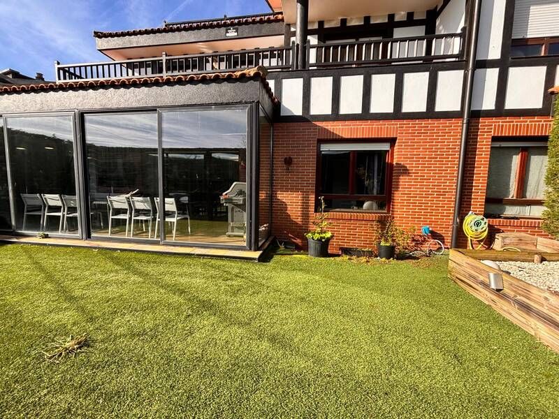 Terrasse von Einfamilien-Reihenhaus zum Verkauf in Barrika mit Heizung, Privatgarten und Terrasse