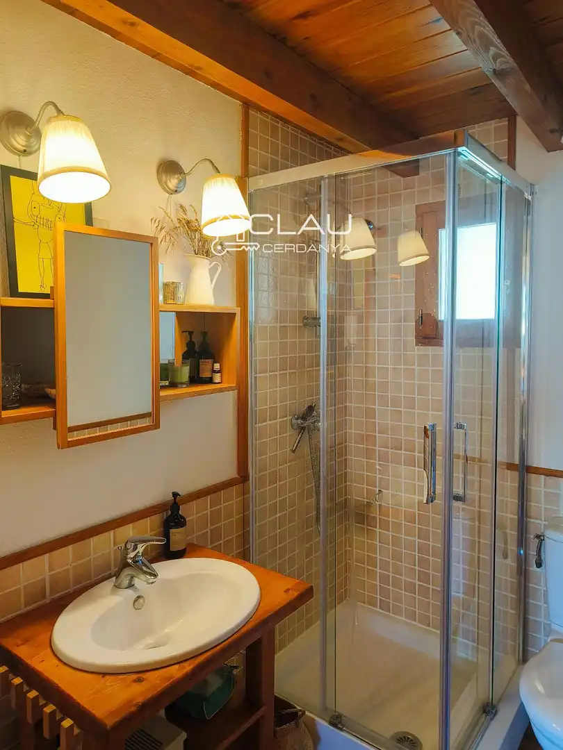 Baño de Dúplex de alquiler en Latour - de - Carol con Calefacción, Parquet y Terraza
