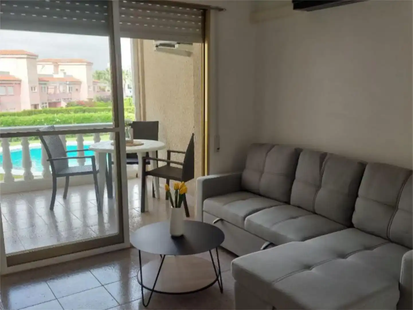 Sala d'estar de Pis de lloguer en Alcalà de Xivert amb Aire condicionat, Jardí privat i Piscina