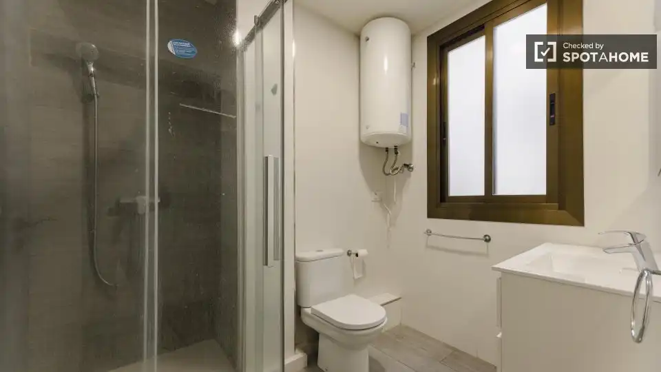 Baño de Piso de alquiler en Valencia con Aire acondicionado, Calefacción y Amueblado
