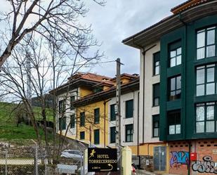 Außenansicht von Wohnung zum verkauf in Cabrales mit Heizung, Parkett und Abstellraum