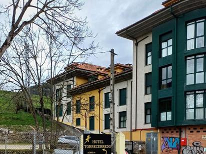 Vista exterior de Pis en venda en Cabrales amb Calefacció, Parquet i Traster