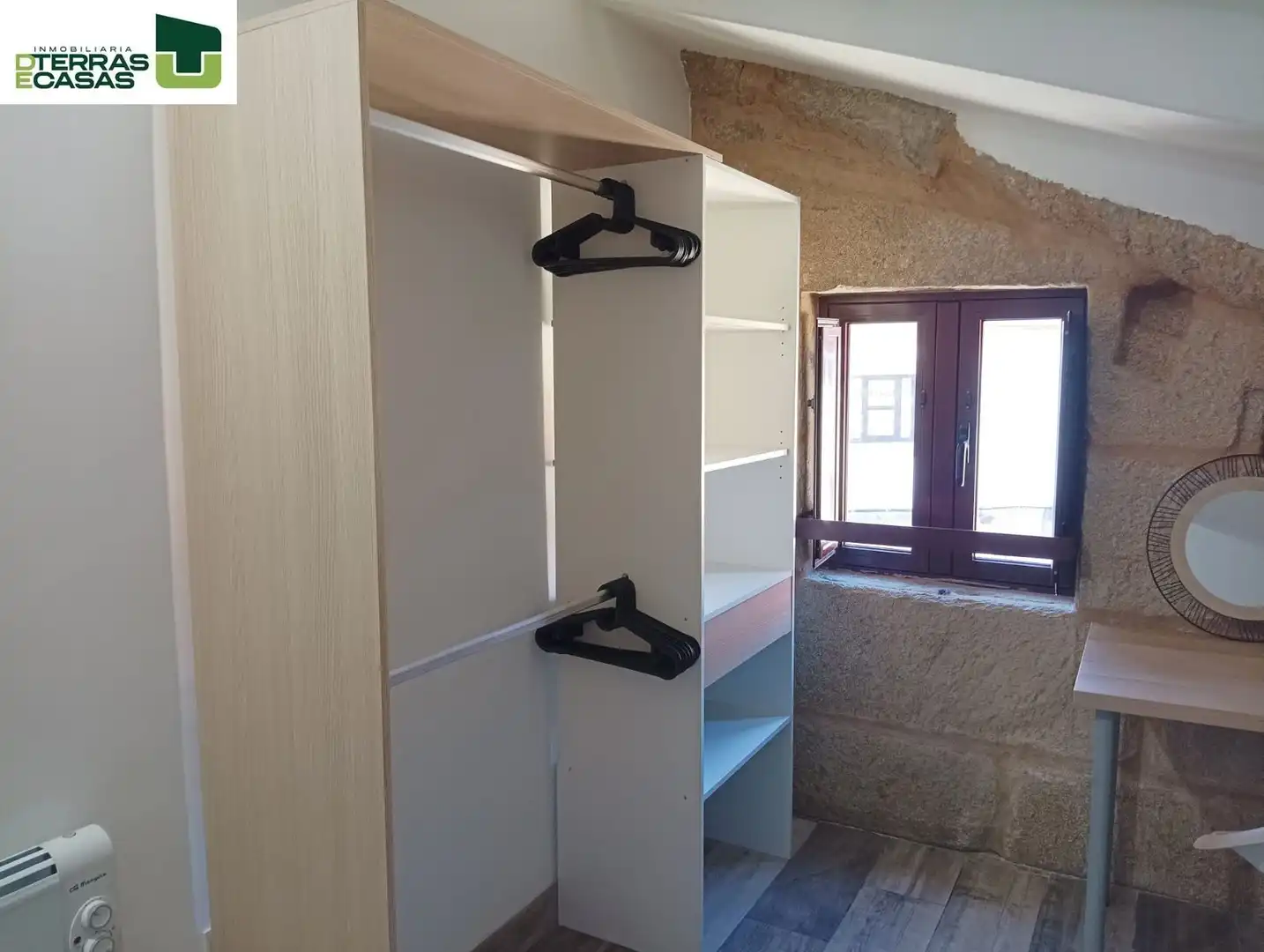 Habitación de Ático para compartir en Pontevedra Capital  con Calefacción, Terraza y Amueblado