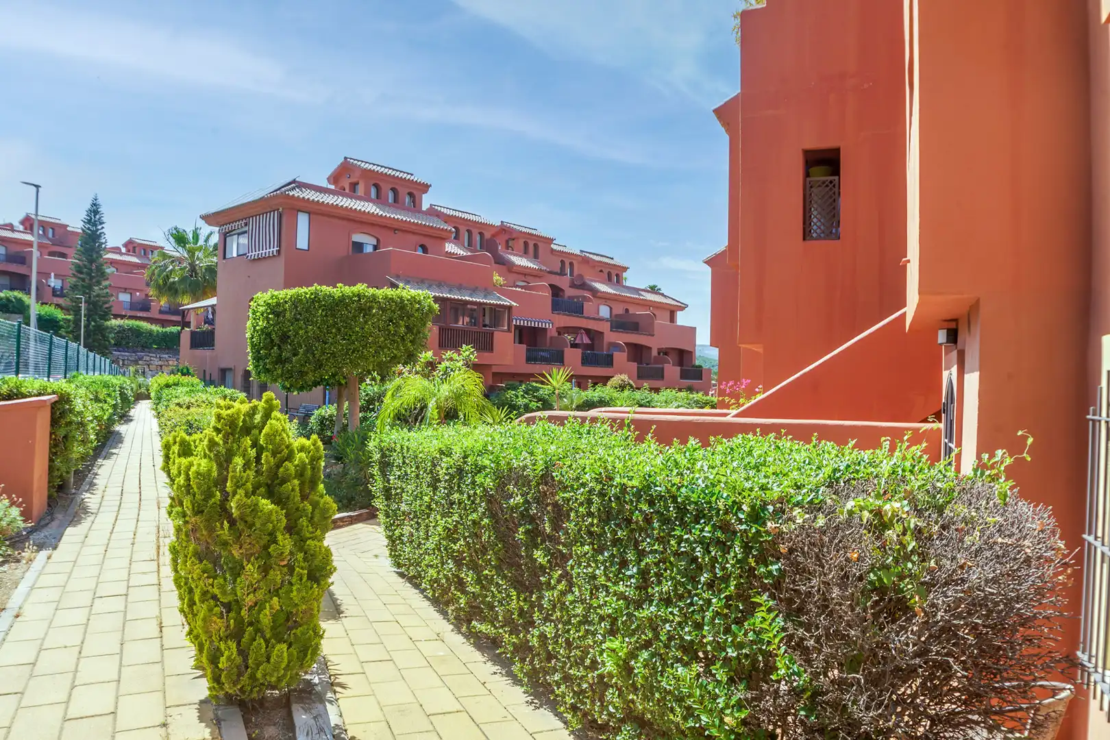 Vista exterior de Planta baja de alquiler en Estepona con Aire acondicionado, Jardín privado y Terraza