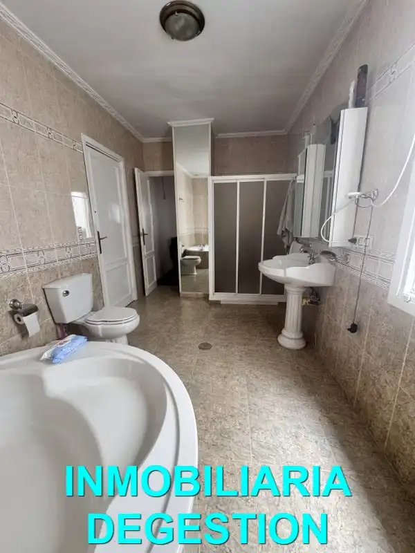 Badezimmer von Wohnung zum Verkauf in Linares mit Klimaanlage, Heizung und Terrasse