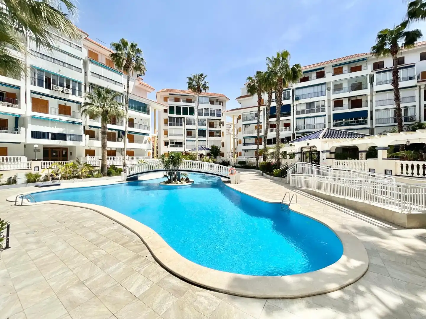 Außenansicht von Wohnung zur Miete in Torrevieja mit Klimaanlage, Heizung und Schwimmbad
