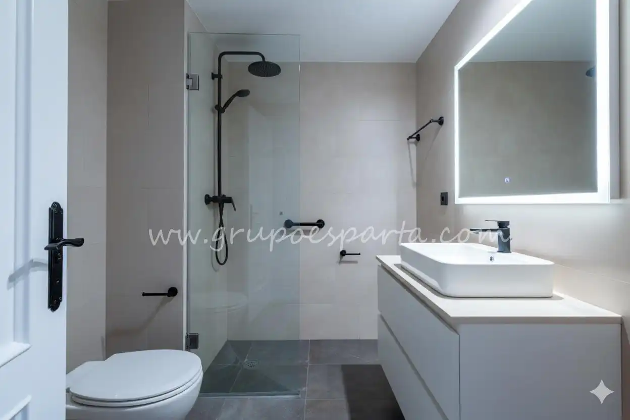 Bathroom of Flat for sale in Sevilla  with Air Conditioner and Terrace