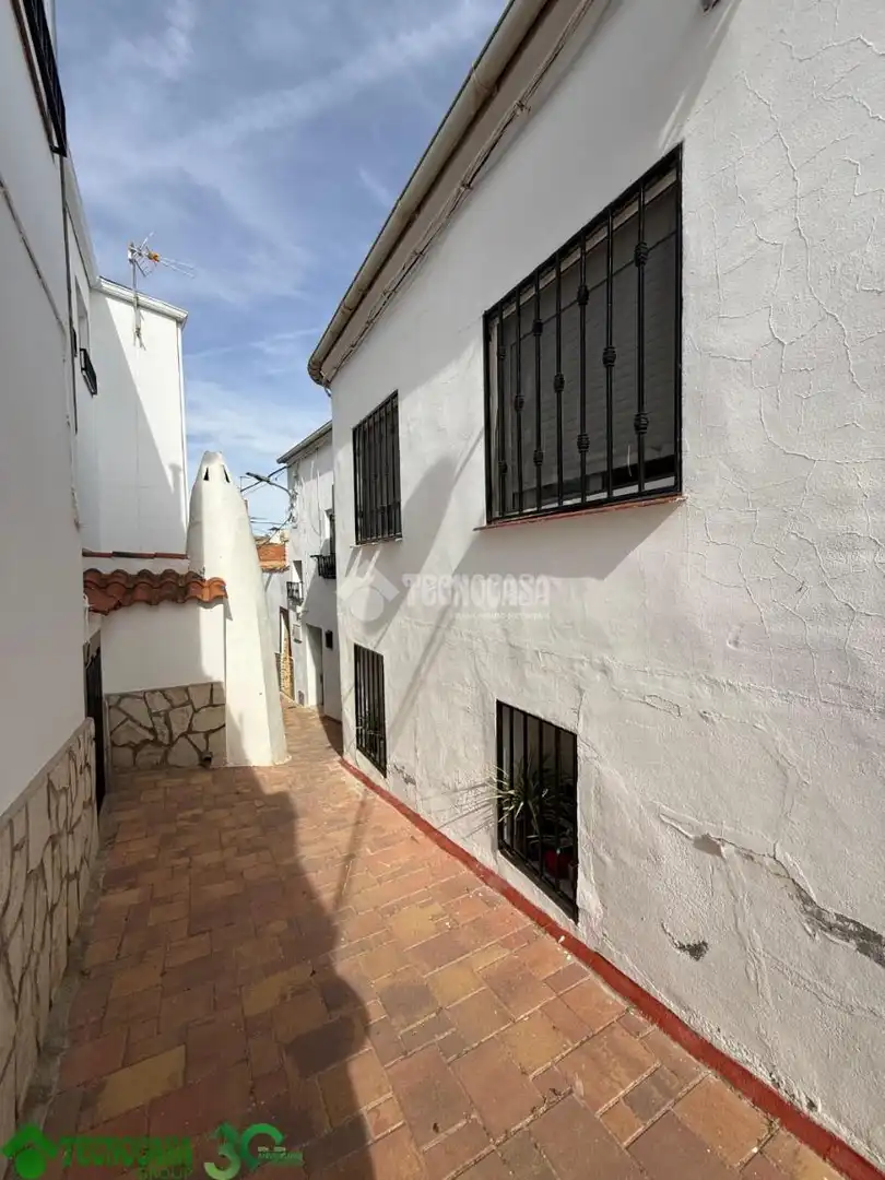Vista exterior de Casa adosada en venta en Santa Cruz de la Zarza con Aire acondicionado, Alarma y Piscina comunitaria