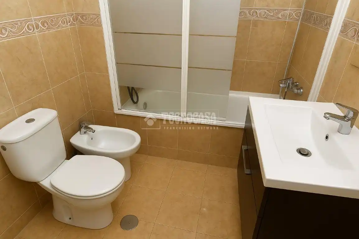 Badezimmer von Wohnung zum Verkauf in Rincón de la Victoria mit Klimaanlage, Abstellraum und Gemeinschaftspool