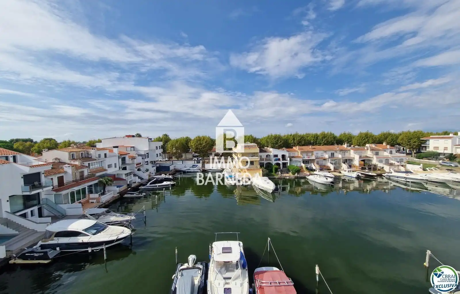 Vista exterior de Pis en venda en Empuriabrava amb Aire condicionat, Calefacció i Terrassa