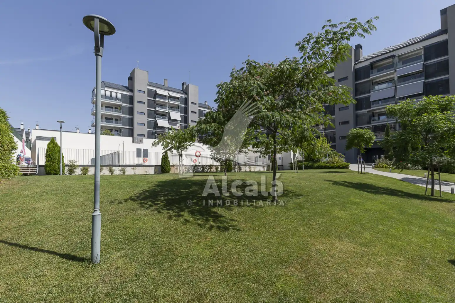 Vista exterior de Àtic en venda en Rivas-Vaciamadrid amb Aire condicionat, Calefacció i Jardí privat