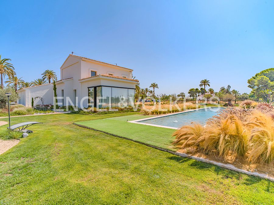 Vista exterior de Casa o xalet en venda en Elche / Elx amb Aire condicionat, Calefacció i Jardí privat