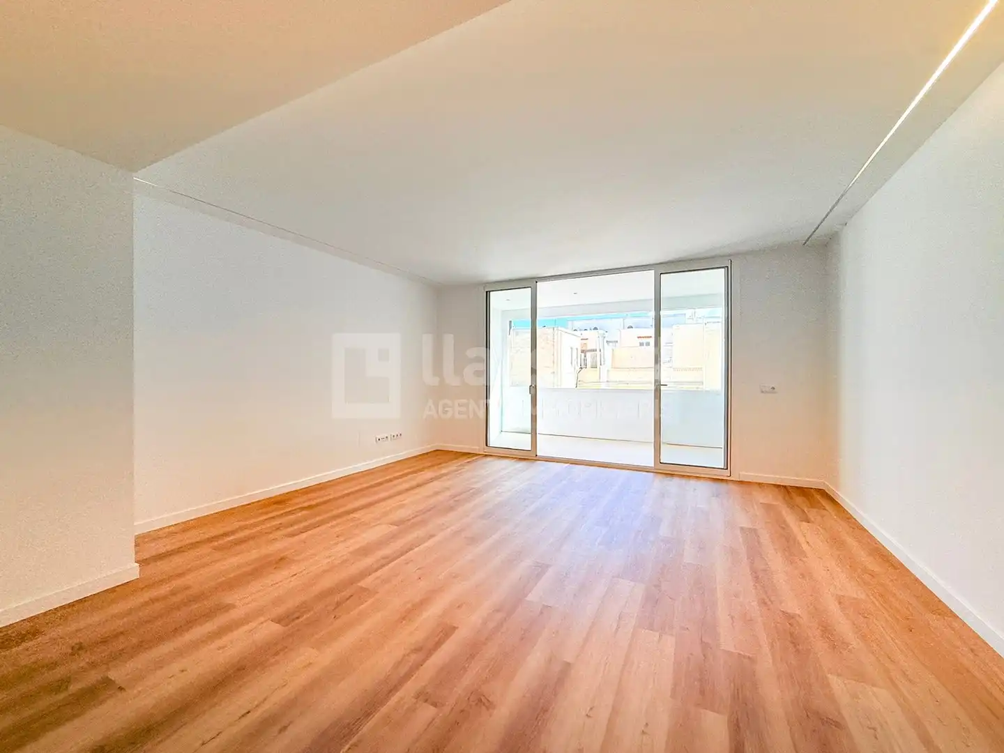 Living room of Flat for sale in Vilanova i la Geltrú  with Air Conditioner, Parquet flooring and Terrace