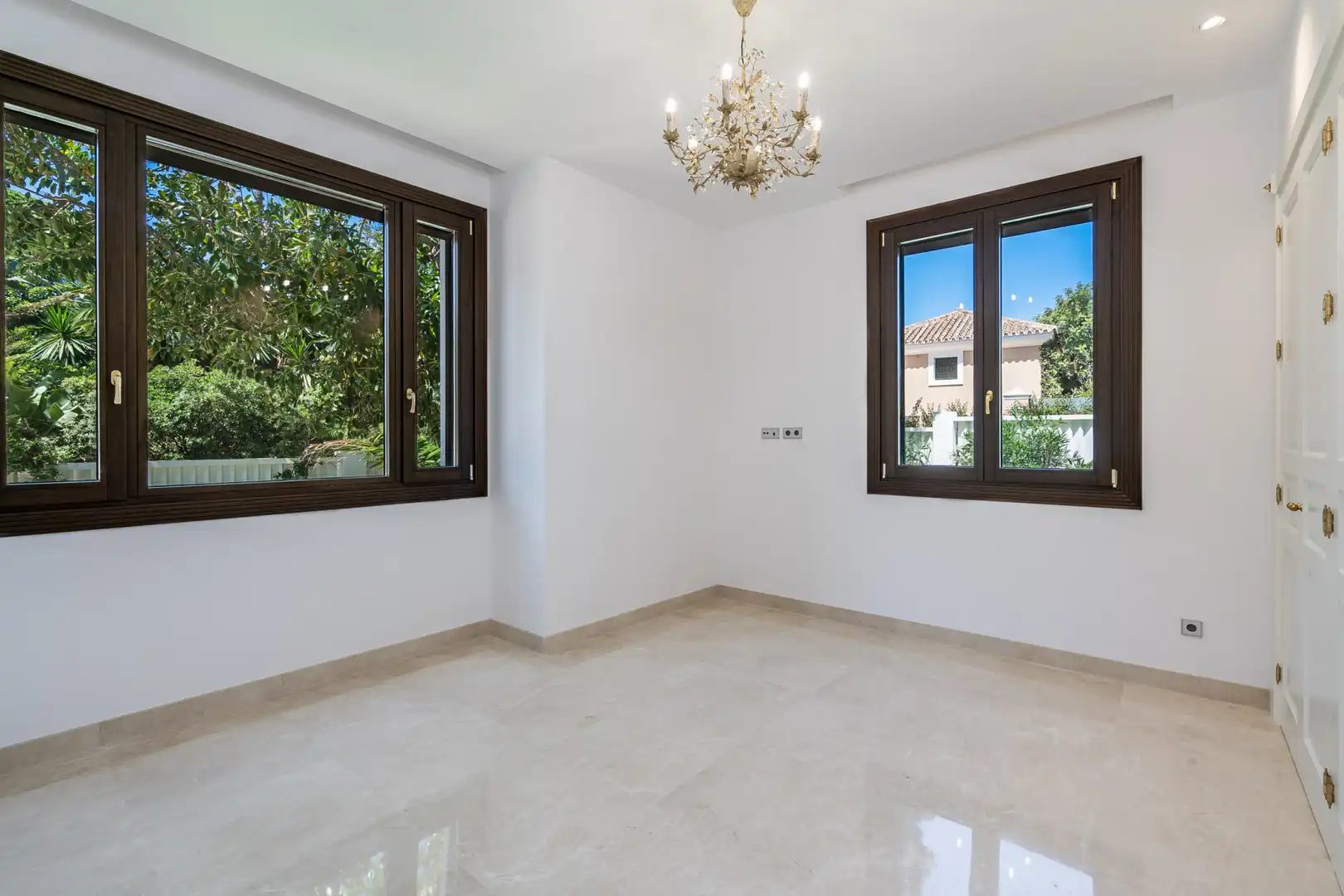Menjador de Casa o xalet en venda en Estepona amb Aire condicionat, Jardí privat i Terrassa
