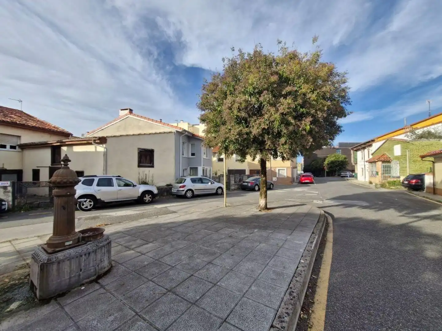 Vista exterior de Casa adosada en venda en Torrelavega  amb Aire condicionat, Calefacció i Jardí privat
