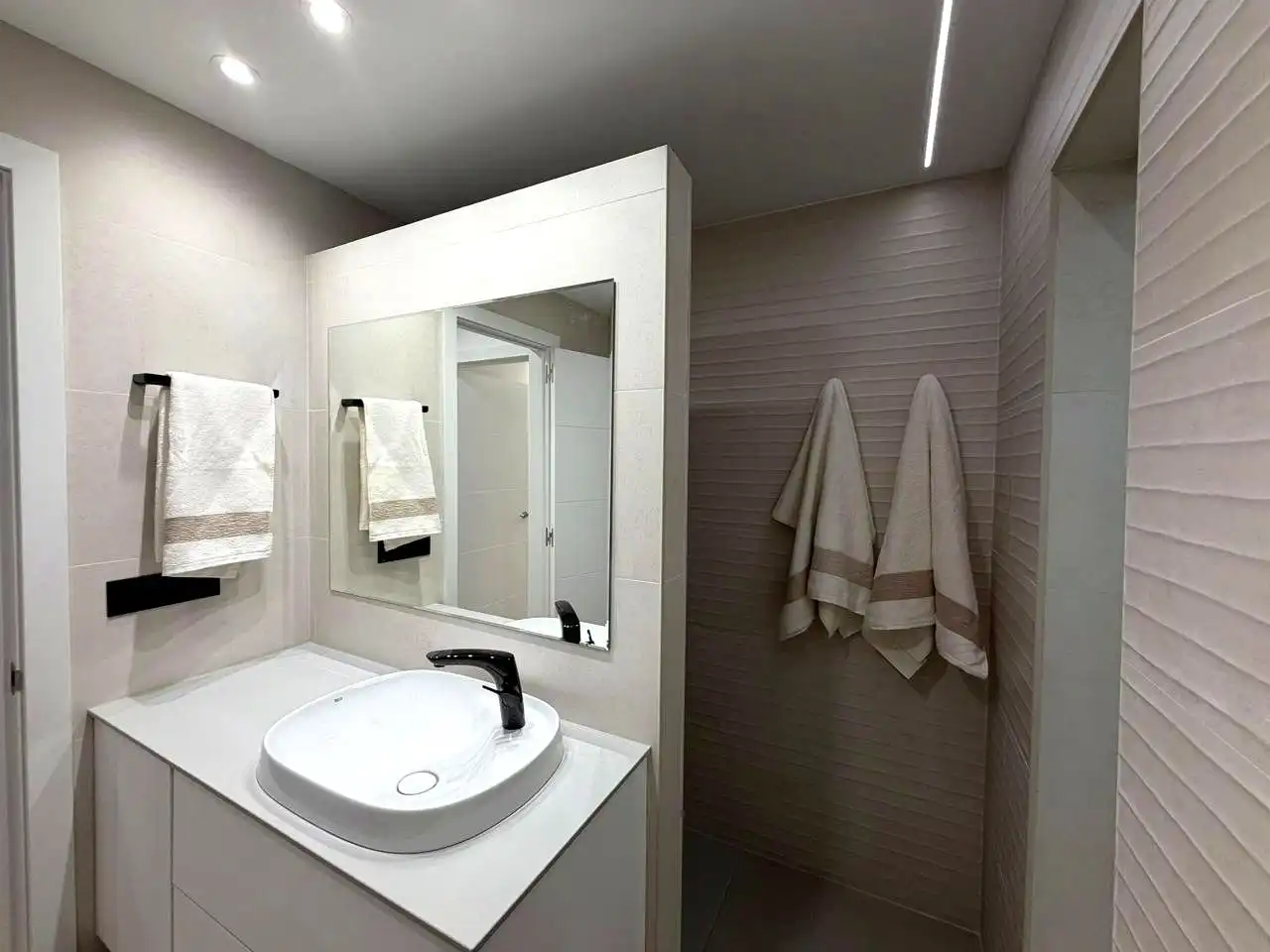 Baño de Piso de alquiler en San Bartolomé de Tirajana con Aire acondicionado, Terraza y Internet