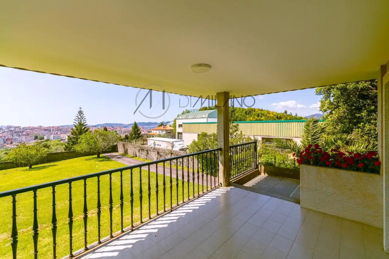 Vista exterior de Casa o chalet en venta en Vigo  con Calefacción, Jardín privado y Parquet
