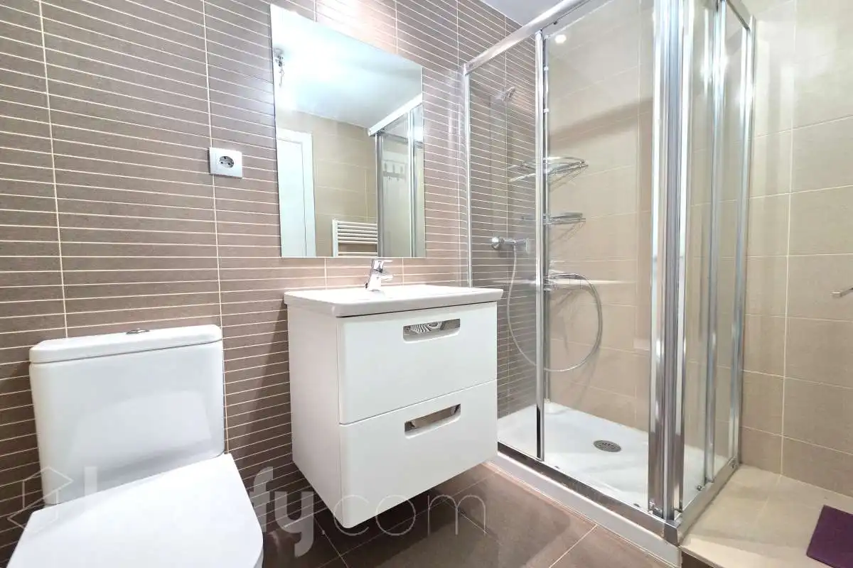 Bathroom of Flat for rent in Madrid  with Air Conditioner, Heating and Storage room