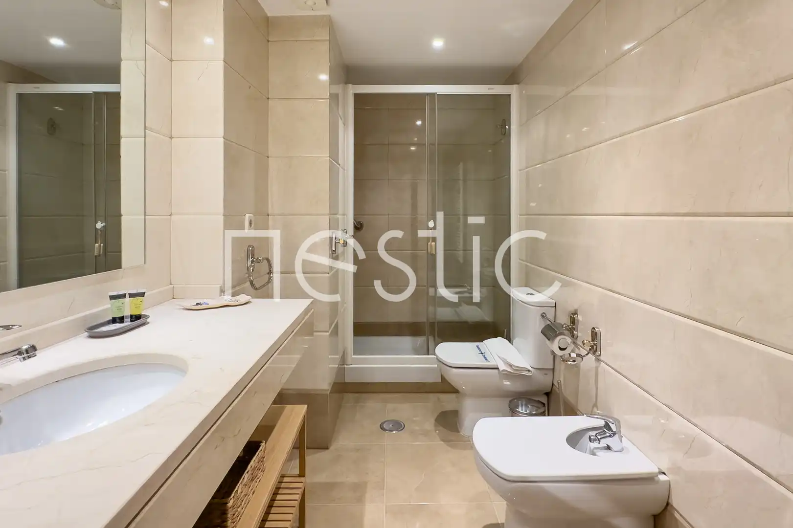Bany de Apartament de lloguer en Madrid amb Aire condicionat, Calefacció i Moblat
