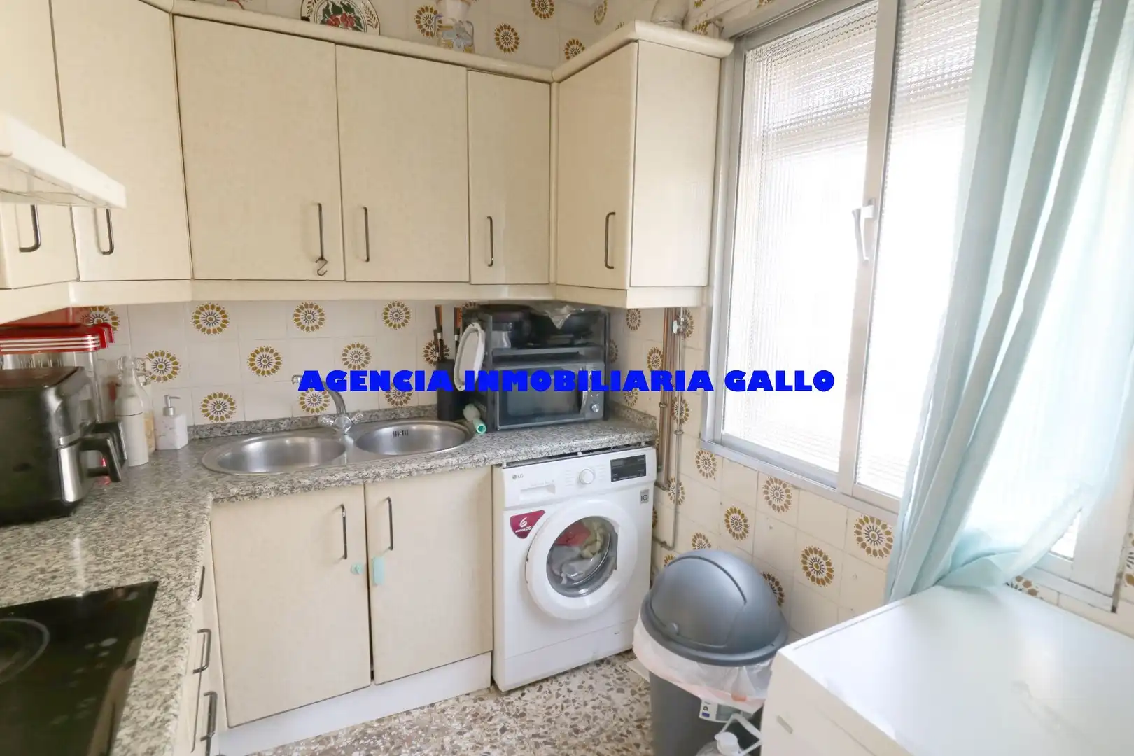 Kitchen of Flat for sale in Sevilla  with Air Conditioner and Storage room