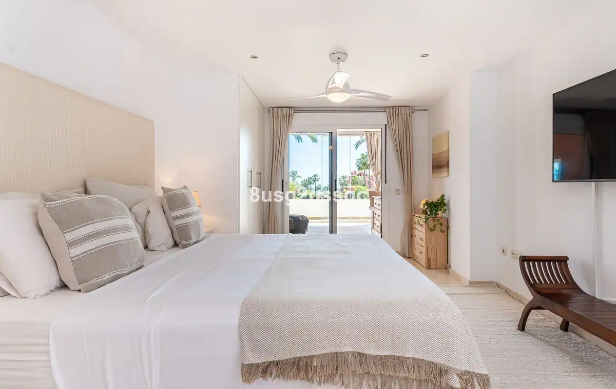 Bedroom of Flat for sale in Estepona  with Air Conditioner, Furnished and TV
