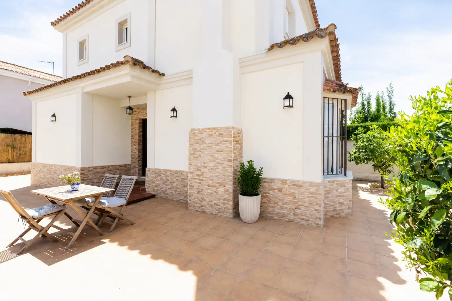 Terrassa de Casa adosada en venda en Espartinas amb Aire condicionat, Jardí privat i Forn