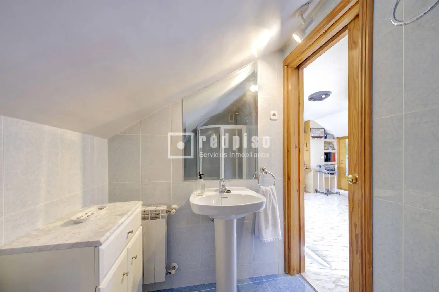Bathroom of Houses for sale in Pozuelo de Alarcón  with Air Conditioner, Heating and Parquet flooring