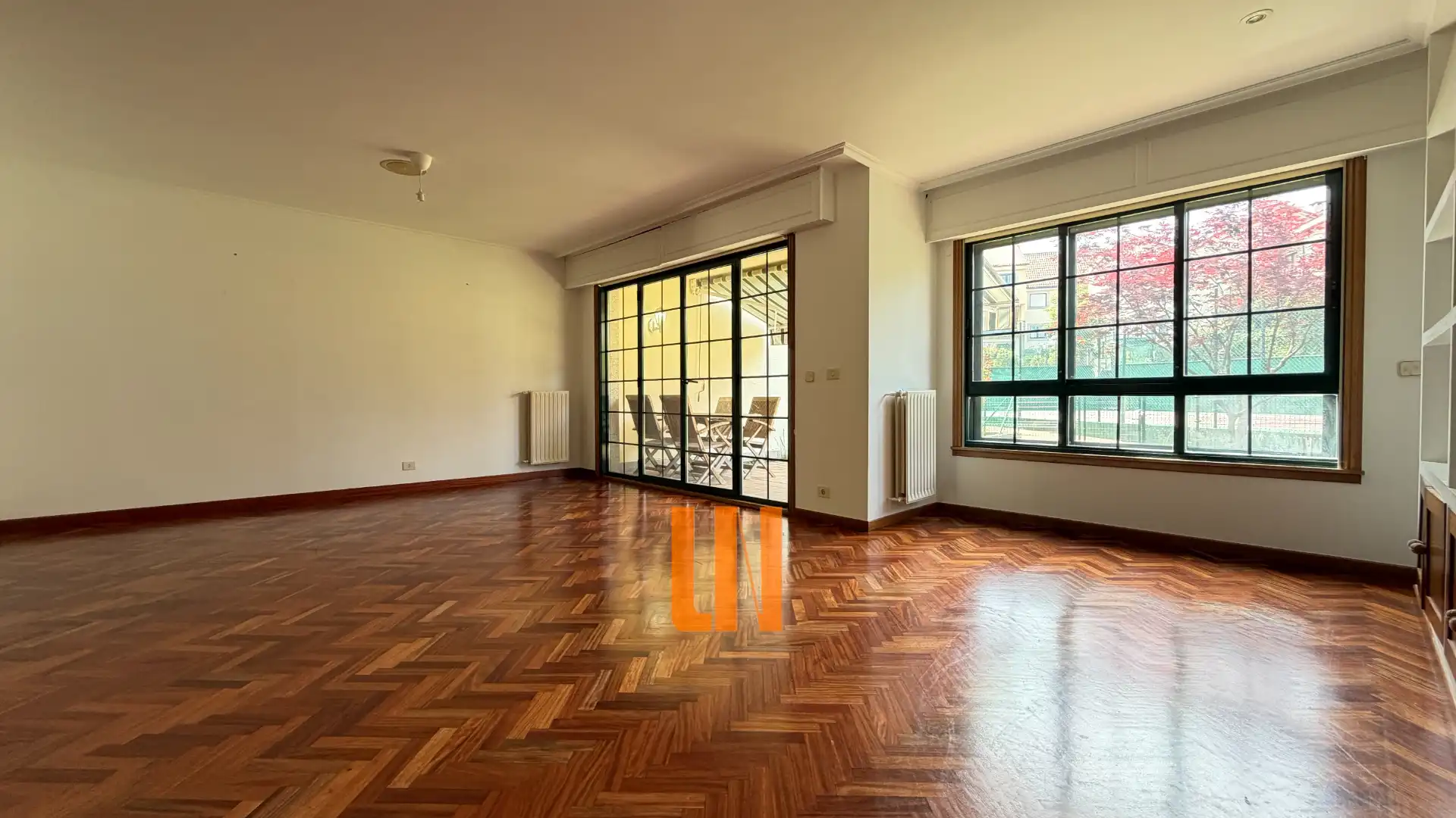 Sala de estar de Casa adosada en venta en Oleiros con Calefacción, Jardín privado y Parquet