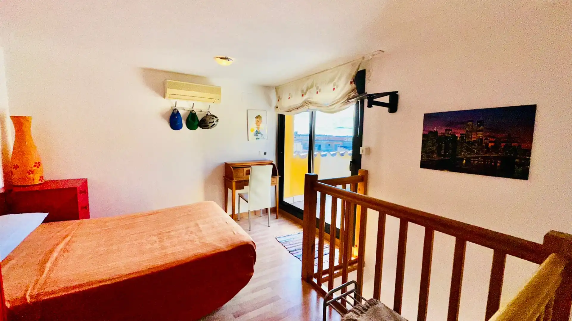 Schlafzimmer von Dachboden zum Verkauf in L'Estartit mit Klimaanlage, Heizung und Parkett