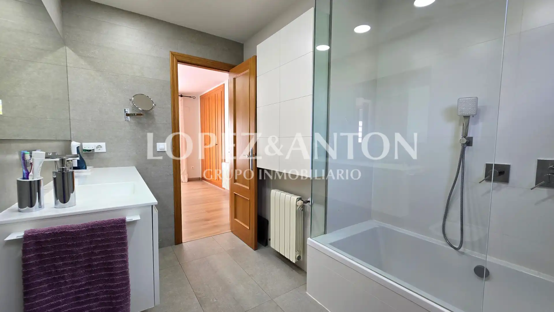 Bathroom of Houses for sale in L'Eliana  with Air Conditioner, Heating and Private garden