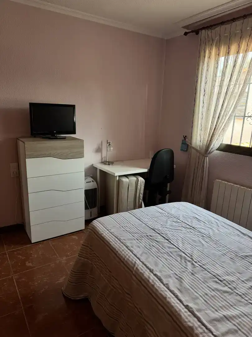 Dormitori de Casa adosada per a compartir en Torrent amb Piscina i Moblat