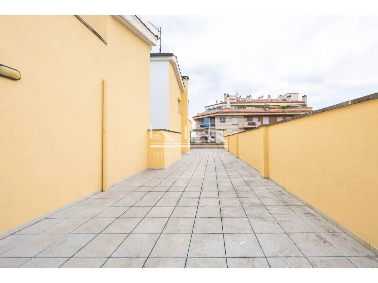 Vista exterior de Ático en venta en Vic con Calefacción, Terraza y Trastero