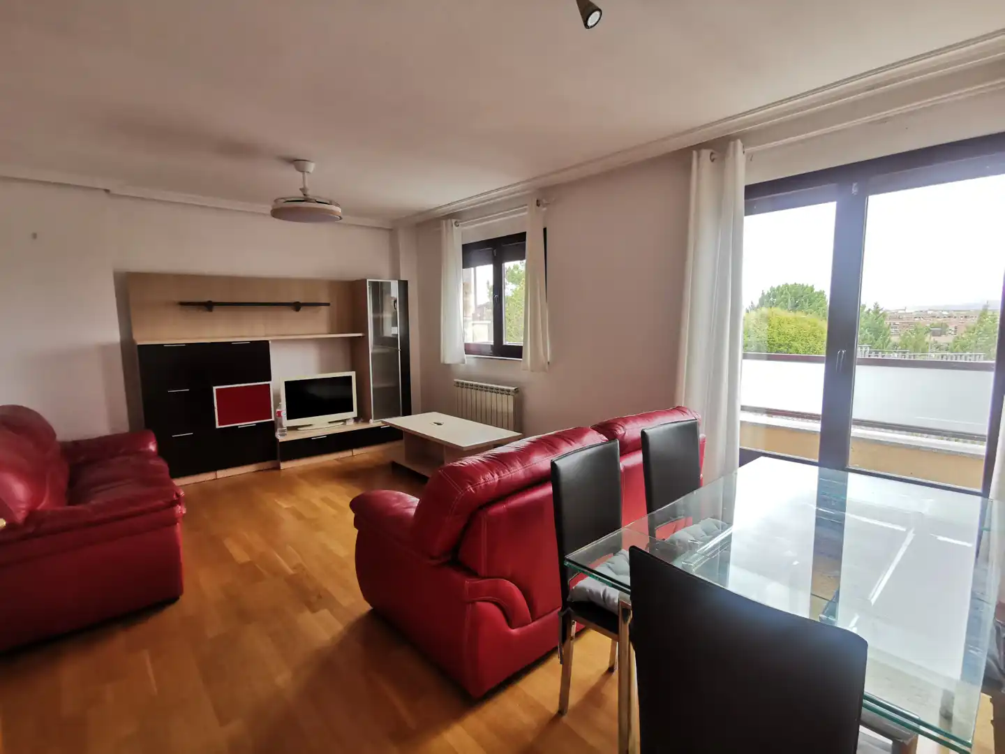 Casa aparellada amb terrassa en venda a Calle Rafael Lapesa