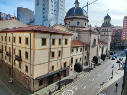 Vista exterior de Pis en venda en Gijón  amb Calefacció, Parquet i Moblat