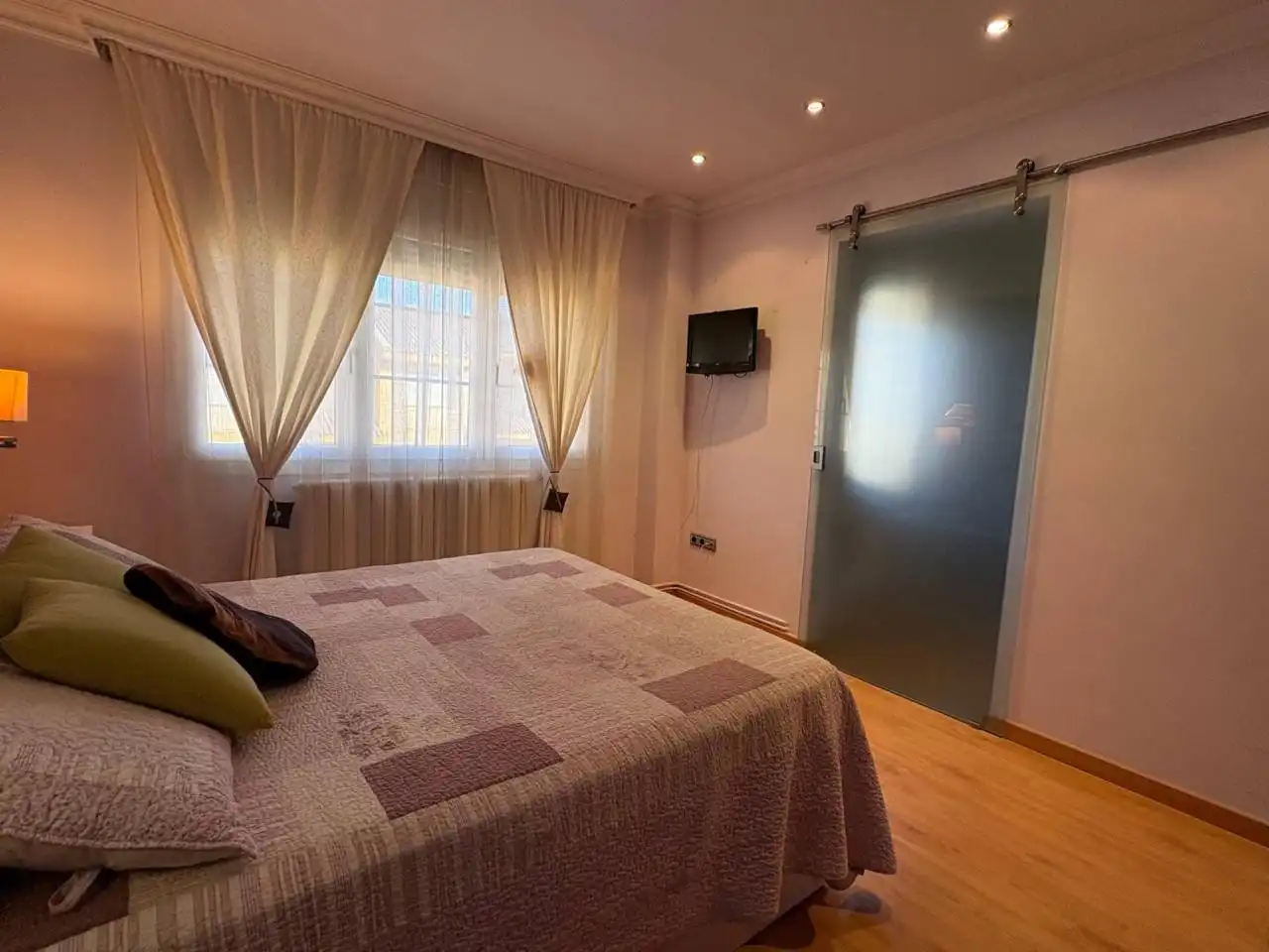 Habitación de Casa adosada en venta en Binéfar con Aire acondicionado, Calefacción y Jardín privado