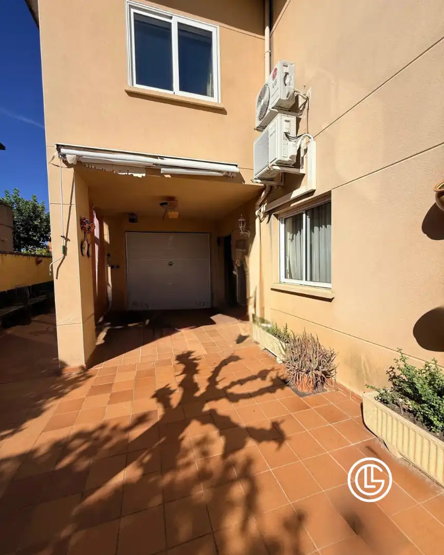 Vista exterior de Casa adosada en venda en Vila-sacra amb Calefacció, Jardí privat i Terrassa