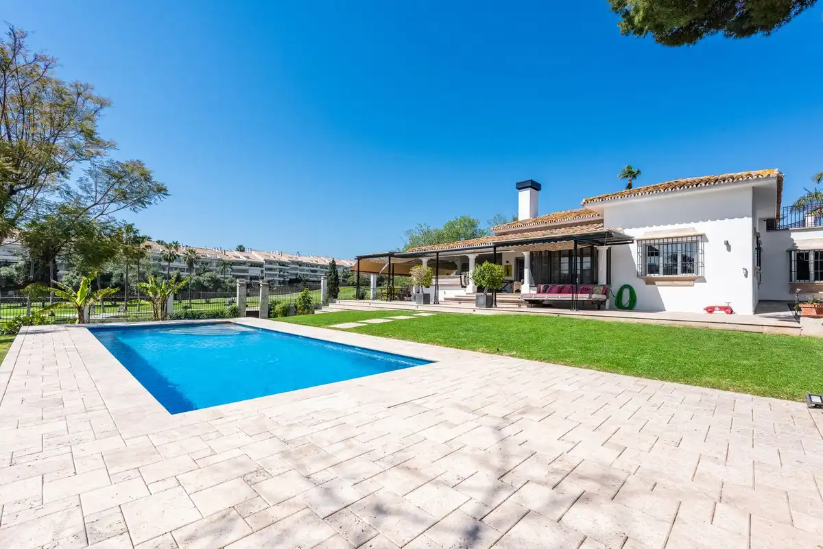 Chalet con piscina en venta en San Pedro de Alcántara, imagen 4