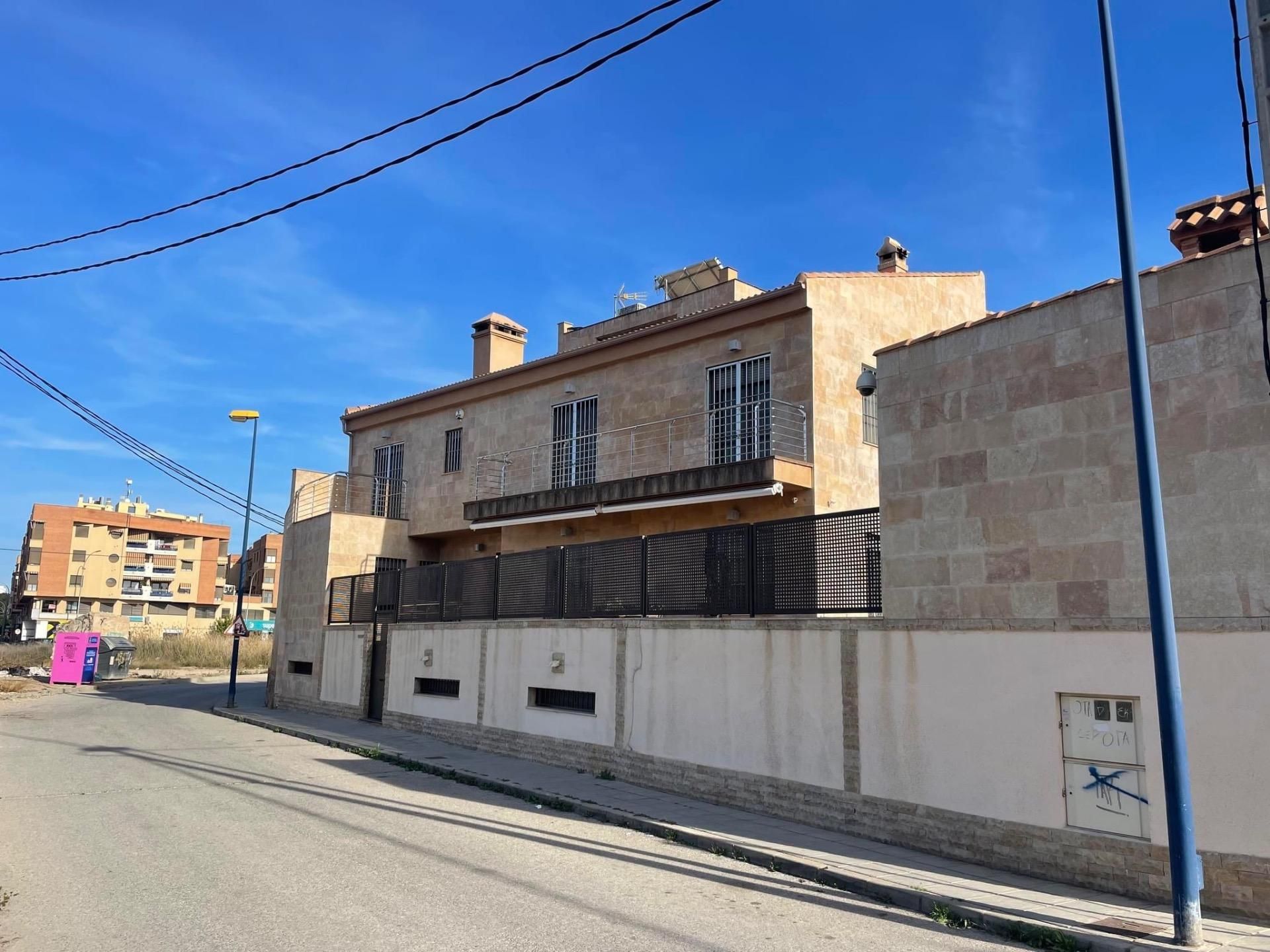 Vista exterior de Casa o xalet en venda en Orihuela amb Aire condicionat, Calefacció i Jardí privat