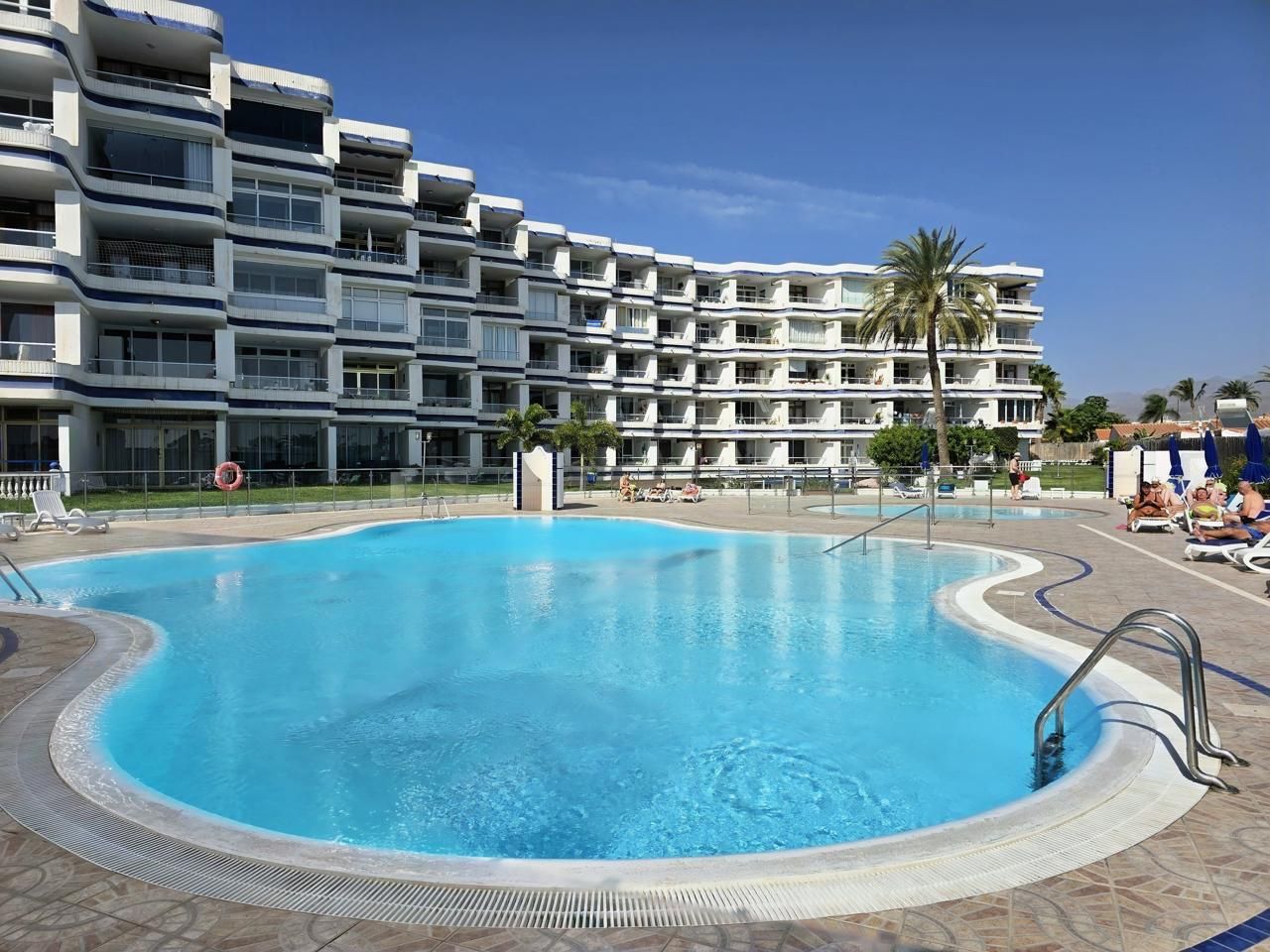 Piscina de Apartament de lloguer en San Bartolomé de Tirajana amb Terrassa, Moblat i Piscina comunitària