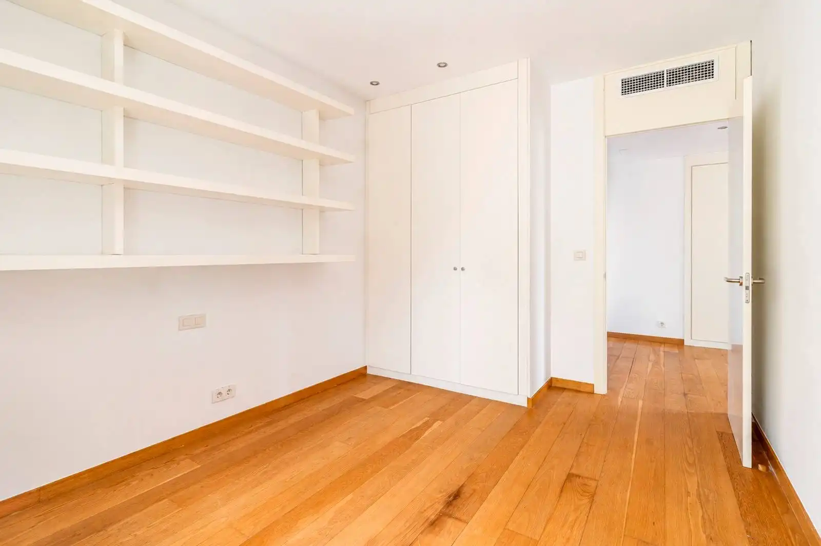 Schlafzimmer von Haus oder Chalet zum Verkauf in Sant Vicenç de Montalt mit Klimaanlage, Heizung und Privatgarten