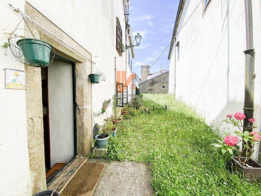 Exterior view of Single-family semi-detached for sale in Santiago de Compostela   with Oven