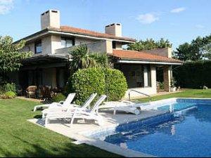 Vista exterior de Casa o xalet en venda en Getxo  amb Terrassa i Piscina