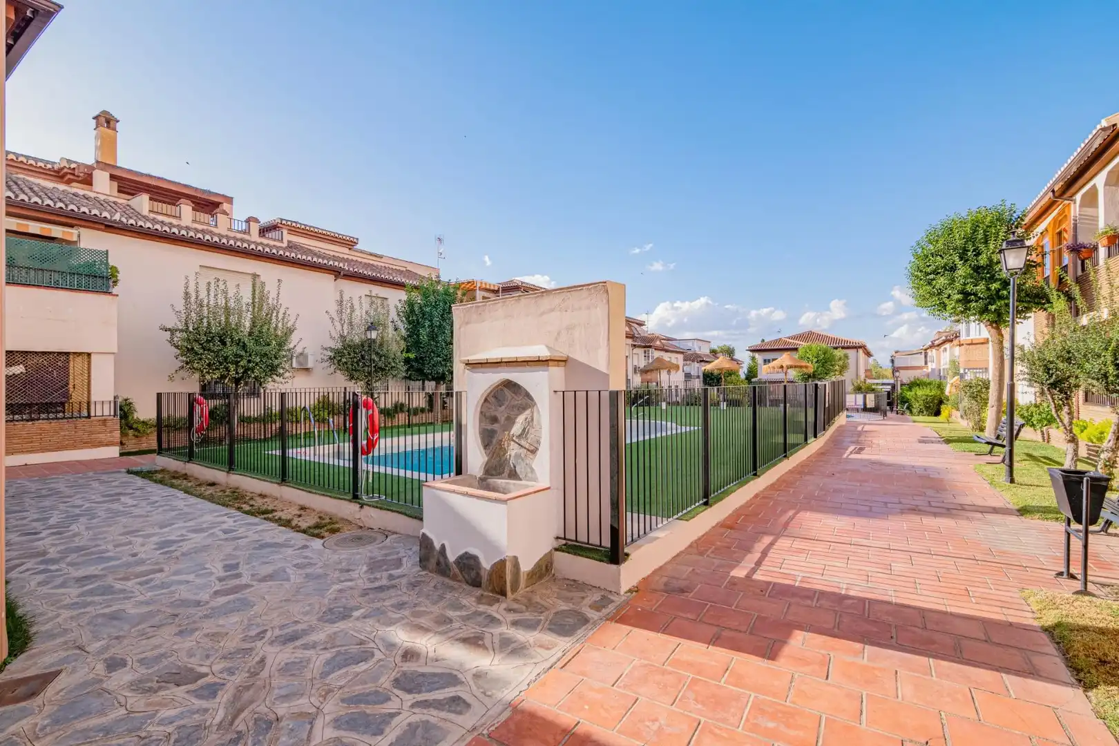 Außenansicht von Dachboden zum Verkauf in La Zubia mit Klimaanlage, Terrasse und Abstellraum