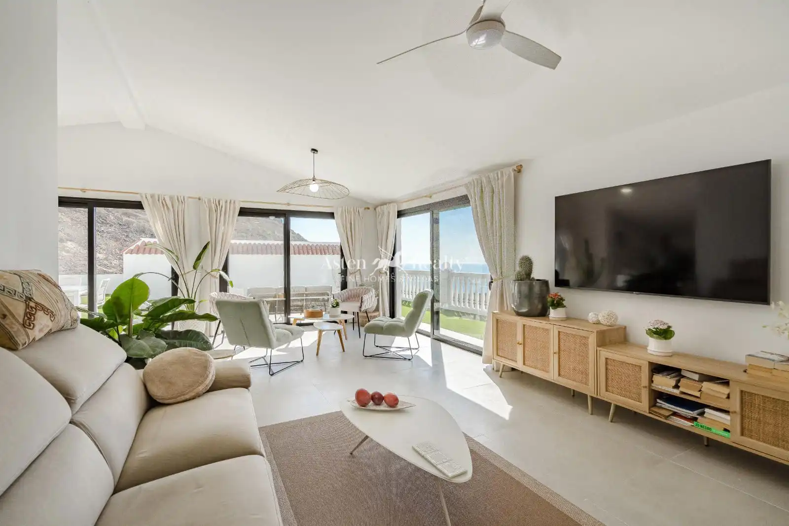 Sala de estar de Casa o chalet en venta en Santiago del Teide con Aire acondicionado, Terraza y Piscina